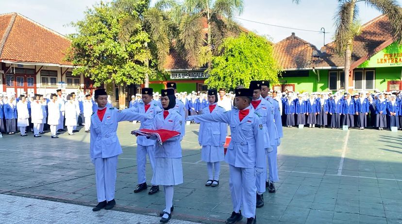 HUT. Upacara Bendera HUT ke-79 Kemerdekaan RI di SMPN 13 Kota Magelang, Sabtu 17 Agustus 2024. (foto: ika/siedoo)