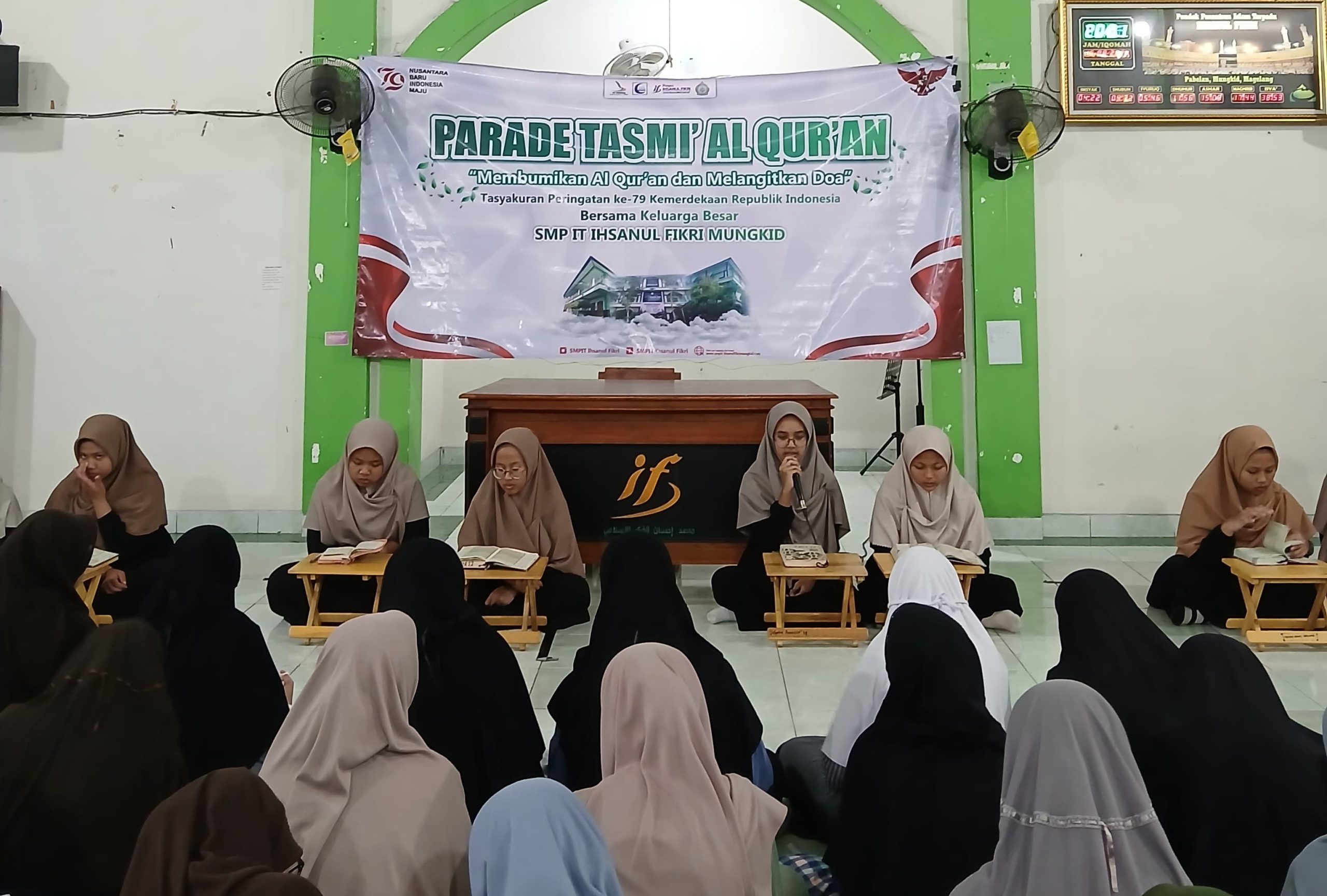 PARADE. SMP IT Ihsanul Fikri Mungkid menggelar Parade Tasmi’ Al-Qur’an, Jumat 16 Agustus 2024. (foto: ika)