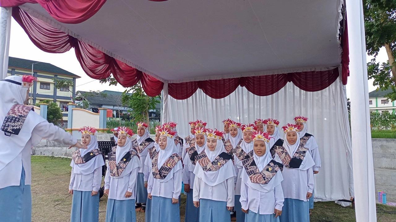 SUARA. Paduan suara pada Upacara HUT ke-79 Kemerdekaan RI di SMPIT Ihsanul Fikri Mungkid Magelang. (foto: ist)