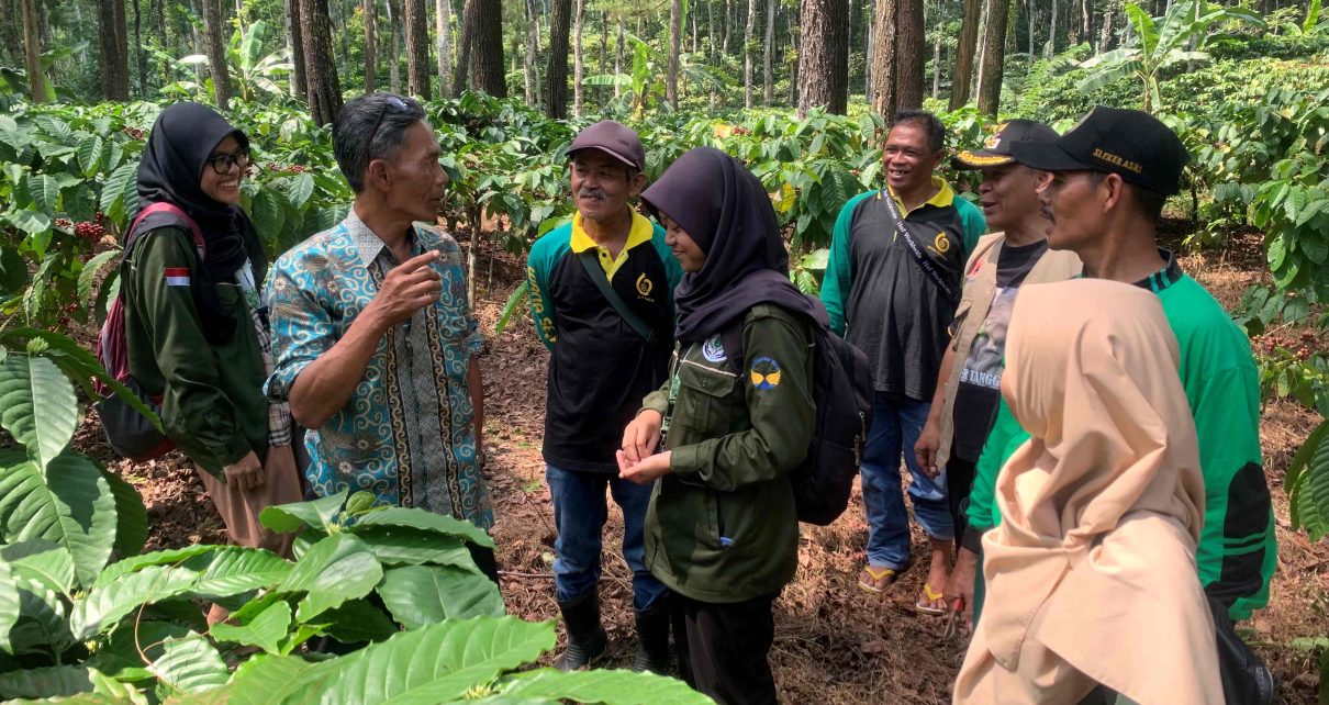 STUDI LAPANGAN. Tim PPKO UKM Pelita Untidar, melaksanakan kegiatan studi lapangan pengelolaan lahan kopi di Desa Tanjung Sari, Kecamatan Bejen, Kabupaten Temanggung, Sabtu 3 Agustus 2024. (foto: ist)