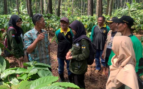 STUDI LAPANGAN. Tim PPKO UKM Pelita Untidar, melaksanakan kegiatan studi lapangan pengelolaan lahan kopi di Desa Tanjung Sari, Kecamatan Bejen, Kabupaten Temanggung, Sabtu 3 Agustus 2024. (foto: ist)