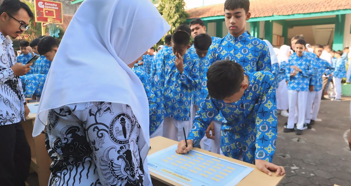 KESEPAKATAN. Pengesahan Kesepakatan SMP Negeri 7 Kota Magelang oleh seluruh siswa (foto: smpn7)