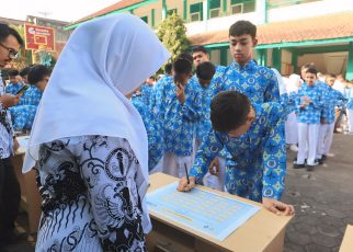 KESEPAKATAN. Pengesahan Kesepakatan SMP Negeri 7 Kota Magelang oleh seluruh siswa (foto: smpn7)