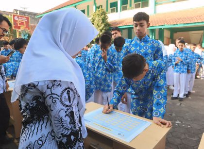 KESEPAKATAN. Pengesahan Kesepakatan SMP Negeri 7 Kota Magelang oleh seluruh siswa (foto: smpn7)