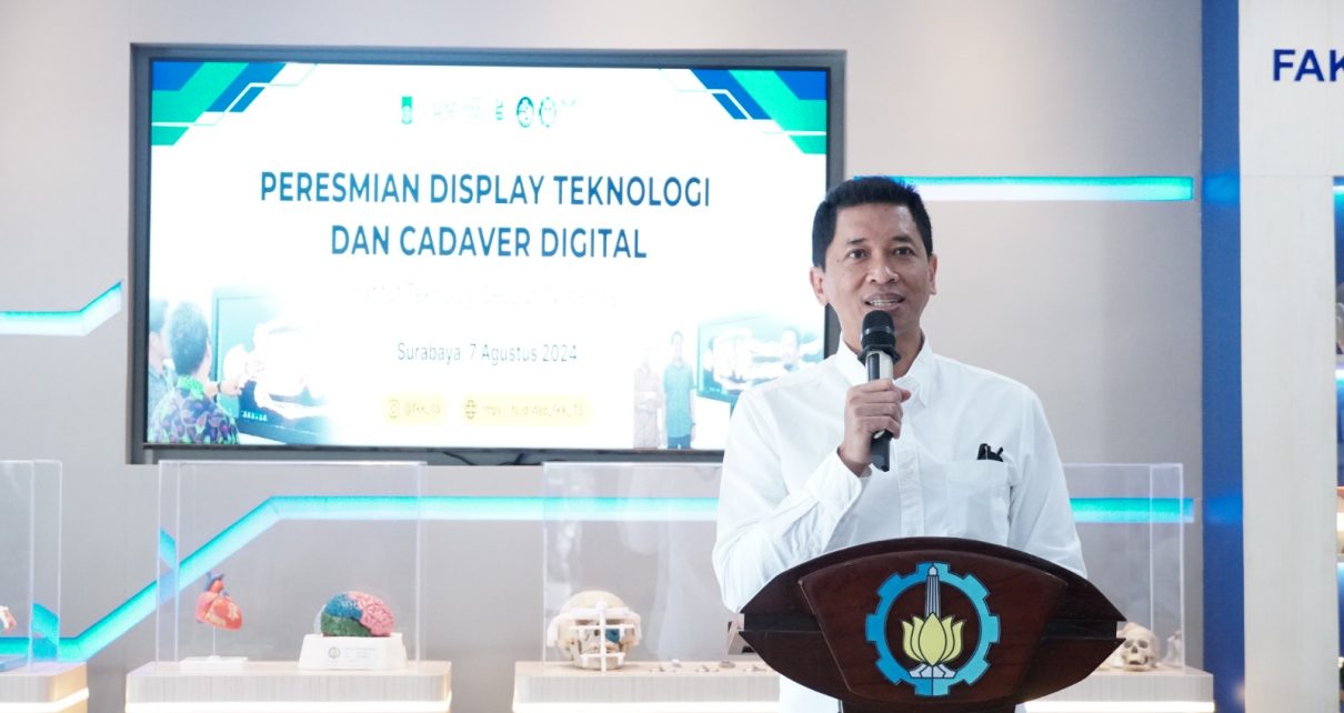 SAMBUTAN. Rektor ITS Ir Bambang Pramujati ST MScEng PhD IPU AEng saat memberikan sambutan pada Peresmian Display Teknologi dan Cadaver Digital FKK ITS. (foto: its)