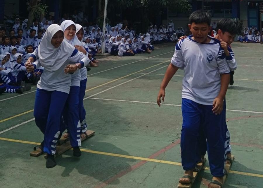 LOMBA. Siswa SMPN 2 Kota Magelang sedang mengikuti perlombaan dalam memperingati HUT ke-79 RI. (foto: anisa)