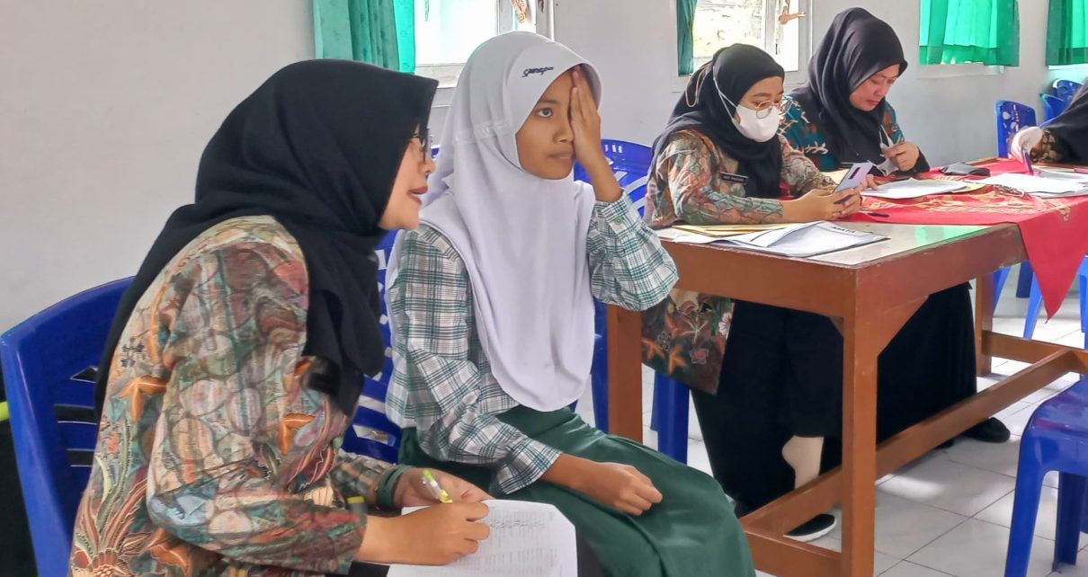 PEMERIKSAAN. Salah satu siswa kelas VII SMPN 4 Kota Magelang saat mengikuti proses pemeriksaan kesehatan mata. (foto: ika)