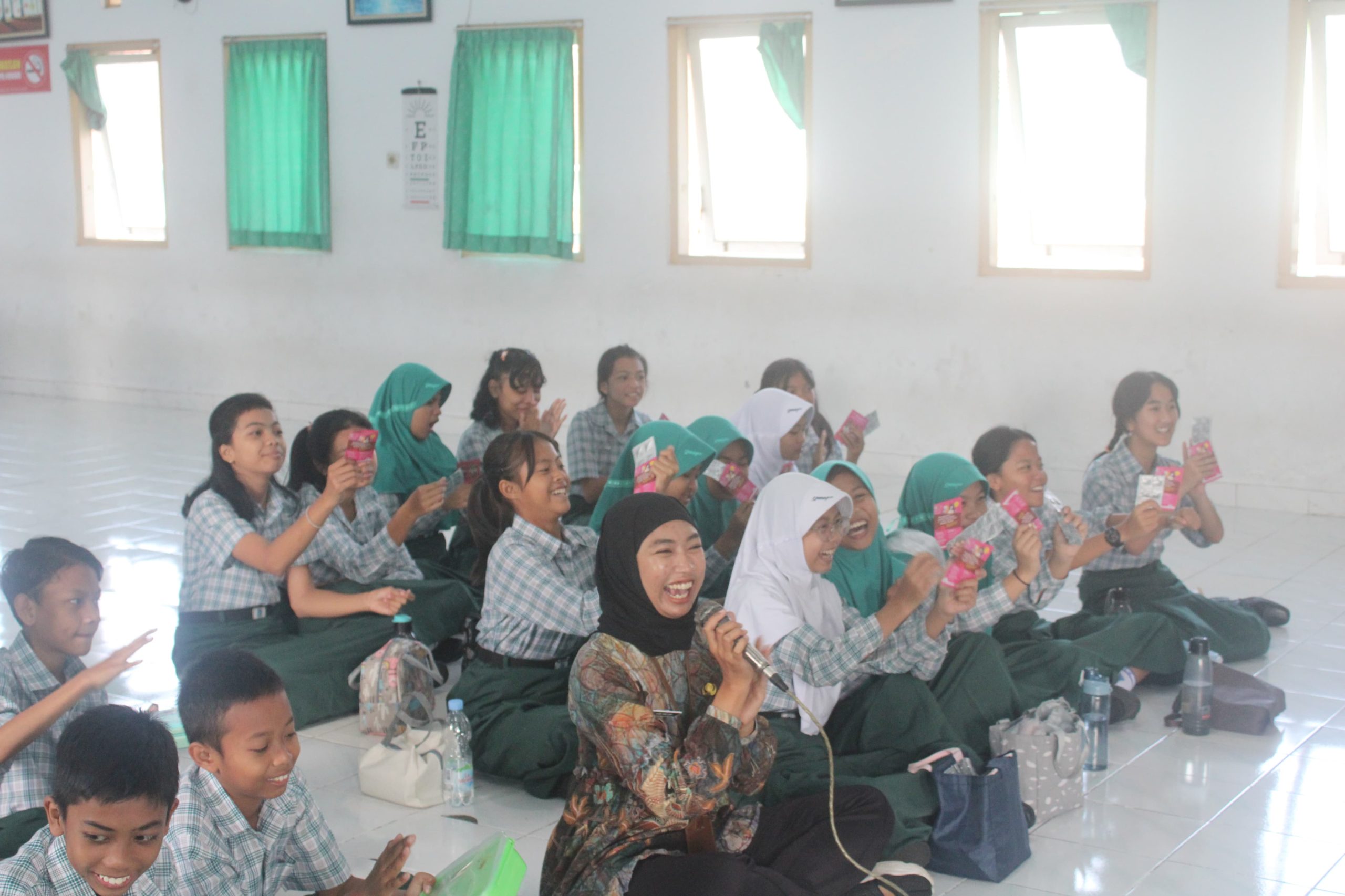 TABLET. Pembagian tablet tambah darah bagi siswa SMPN 4 Kota Magelang. (foto: smpn4)