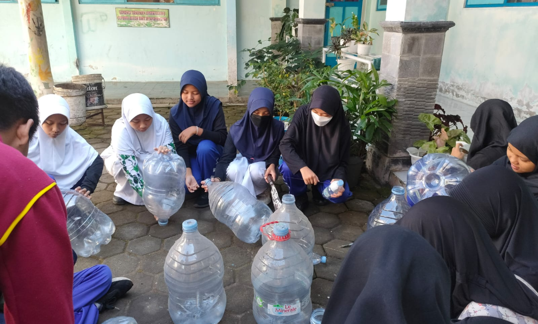 OLAH SAMPAH. Pengelolaan sampah bekas SMPN 2 Kota Magelang (foto: SMPN 2)