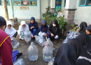 OLAH SAMPAH. Pengelolaan sampah bekas SMPN 2 Kota Magelang (foto: SMPN 2)