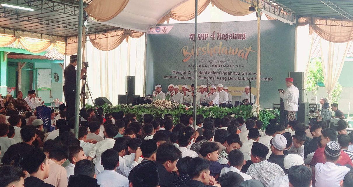 SHOLAWAT. SMPN 4 Kota Magelang kembali menggelar  Bersholawat Bersama dalam rangka memperingati Maulid Nabi Muhammad SAW. (foto: ist)