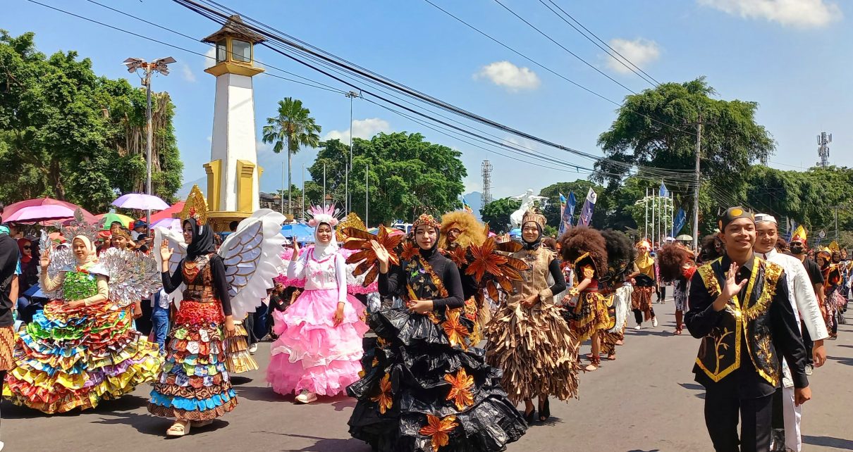 KOSTUM. Siswa-siswi SMPN 2 Kota Magelang menampilkan kostum unik berbahan barang daur ulang. (foto: ika)  