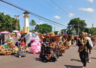 KOSTUM. Siswa-siswi SMPN 2 Kota Magelang menampilkan kostum unik berbahan barang daur ulang. (foto: ika)  