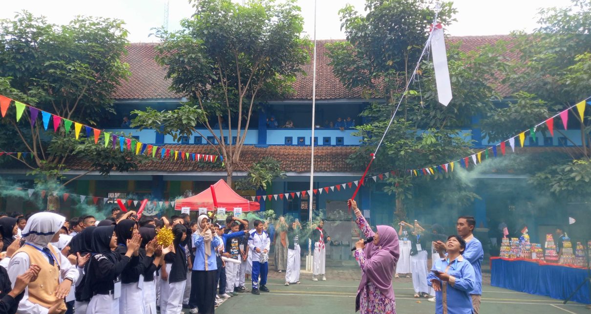 DIBUKA. Secara resmi, Gelar Karya dibuka Kepala SMPN 2 Kota Magelang, Fatin Mahdalina, S.Pd. (foto: ika)