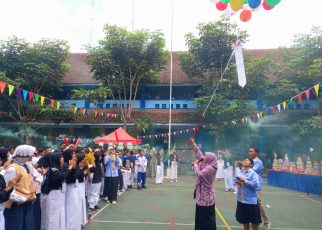 DIBUKA. Secara resmi, Gelar Karya dibuka Kepala SMPN 2 Kota Magelang, Fatin Mahdalina, S.Pd. (foto: ika)