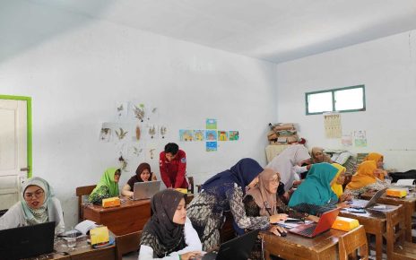 PENGABDIAN. Tim Pengabdian Untidar melakukan pelatihan dan pendampingan literasi digital. (foto: untidar)