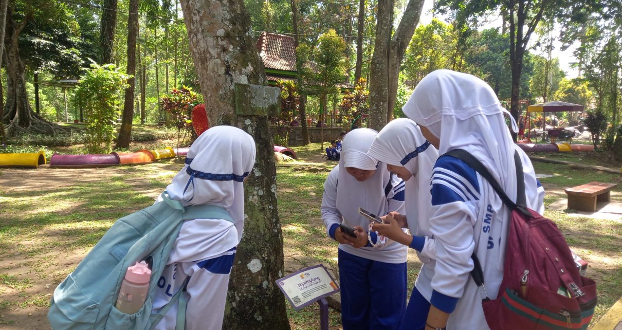 DOKUMENTASI. Siswa kelas VII-A mendokumentasikan tanaman Nyamplung untuk pengerjaan tugas infografis. (foto: ika/siedoo)