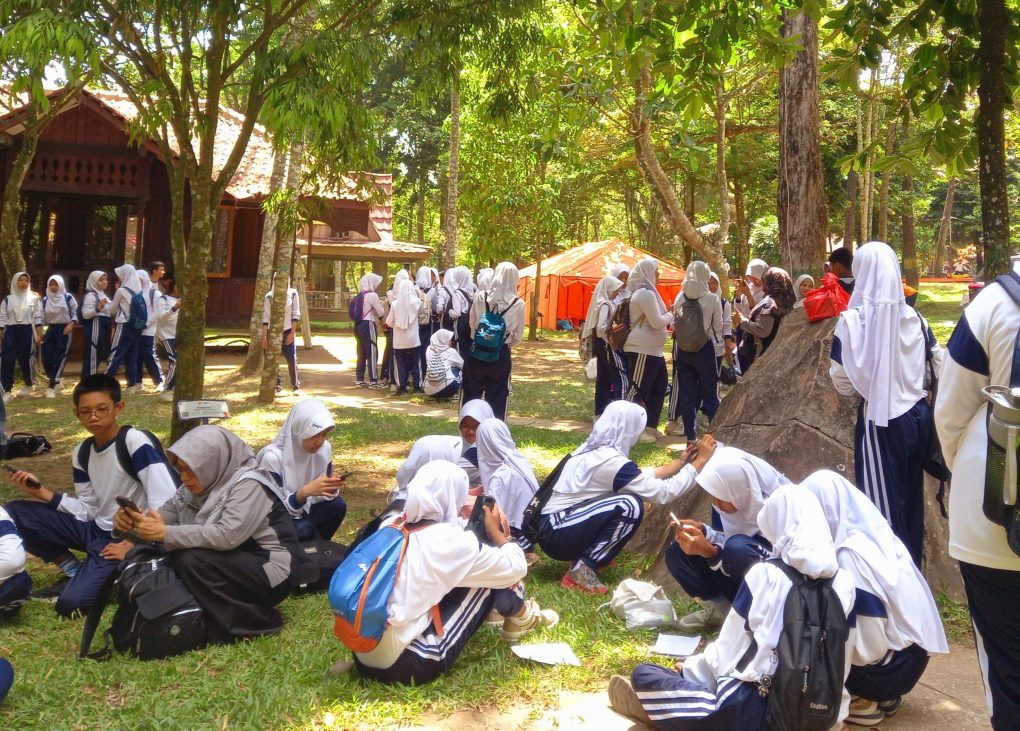 OUTDOOR. Siswa SMPN 4 Kota Magelang berkumpul dalam outdoor learning activity di Taman Kyai Langgeng, Magelang. (foto: ika/siedoo)