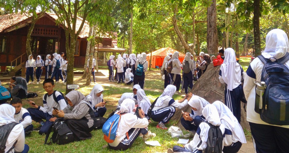 OUTDOOR. Siswa SMPN 4 Kota Magelang berkumpul dalam outdoor learning activity di Taman Kyai Langgeng, Magelang. (foto: ika/siedoo)