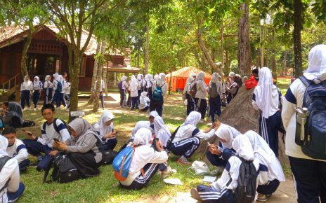 OUTDOOR. Siswa SMPN 4 Kota Magelang berkumpul dalam outdoor learning activity di Taman Kyai Langgeng, Magelang. (foto: ika/siedoo)