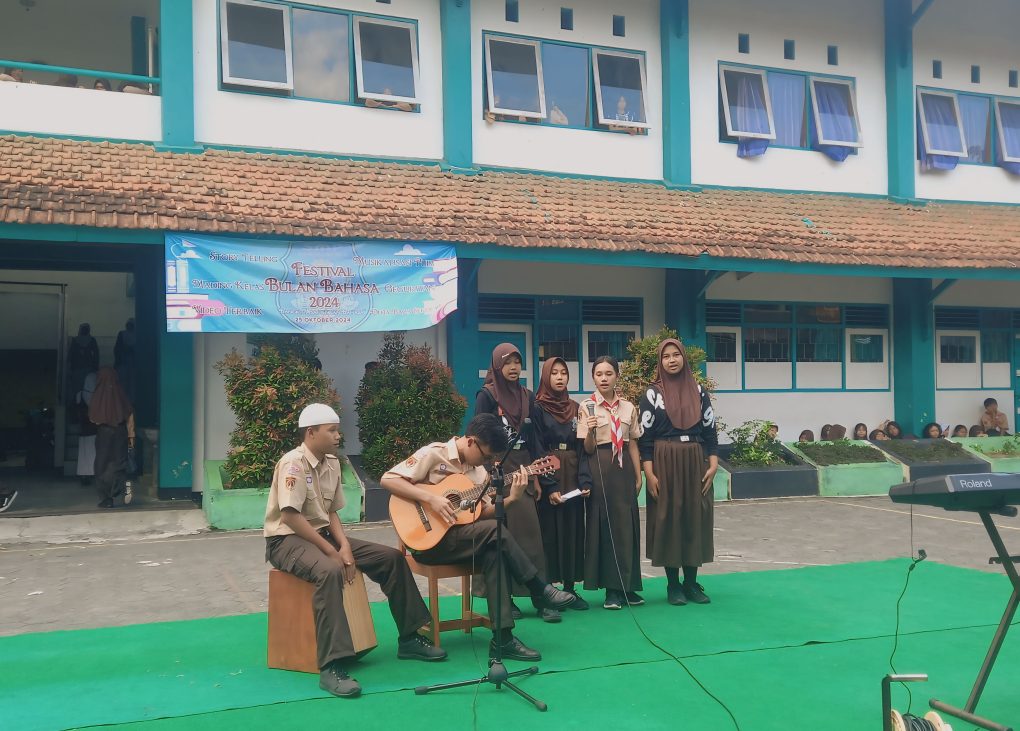 MUSIKALITAS. Siswa-siswi kelas IX SMPN 7 Kota Magelang menampilkan musikalisasi puisi pada Festival Bulan Bahasa, Jumat, 25 Oktober 2024. (foto: ika)