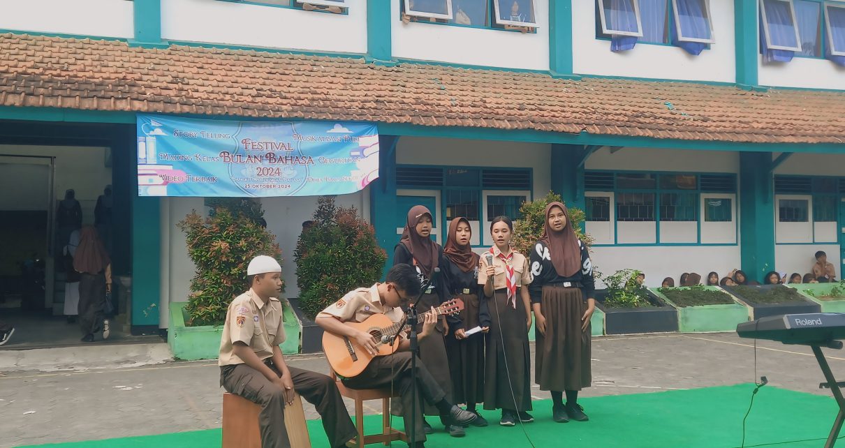 MUSIKALITAS. Siswa-siswi kelas IX SMPN 7 Kota Magelang menampilkan musikalisasi puisi pada Festival Bulan Bahasa, Jumat, 25 Oktober 2024. (foto: ika)