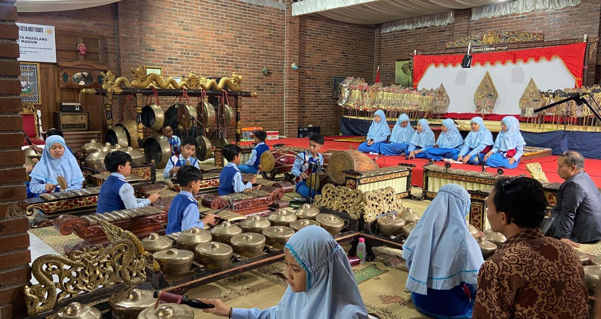 BUDAYA. Siswa kelas 5 dan 6 SD Muhammadiyah 2 Alternatif (Mutual 2) Kota Magelang saat belajar budaya Jawa. (foto: sdmutual2)