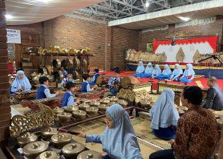 BUDAYA. Siswa kelas 5 dan 6 SD Muhammadiyah 2 Alternatif (Mutual 2) Kota Magelang saat belajar budaya Jawa. (foto: sdmutual2)