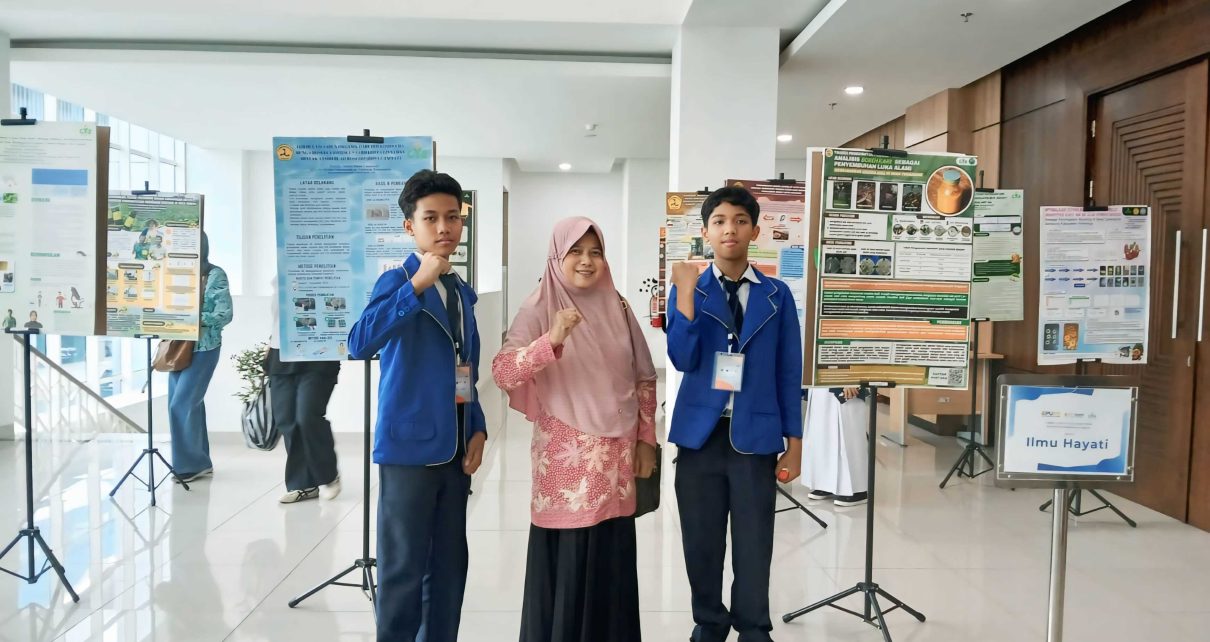 PRESENTASI. Fahri dan Bima dalam kegiatan presentasi poster penelitian Belia di Politeknik Pekerjaan Umum, Semarang, 20 Oktober 2024. (foto: smpn2kotamagelang)