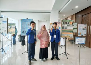 PRESENTASI. Fahri dan Bima dalam kegiatan presentasi poster penelitian Belia di Politeknik Pekerjaan Umum, Semarang, 20 Oktober 2024. (foto: smpn2kotamagelang)