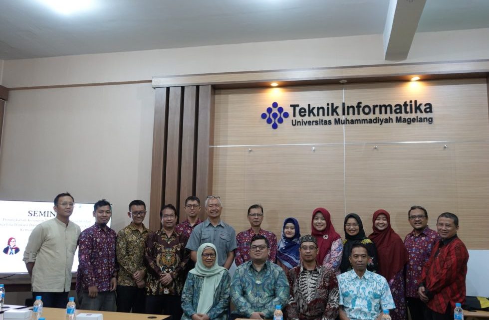 UNIMMA. Prodi Teknik Informatika FT UNIMMA didampingi tim pengabdian UI dilatih untuk beradaptasi dengan cepat menggunakan fitur LMS di kelas yang diampu. (foto: unimma)