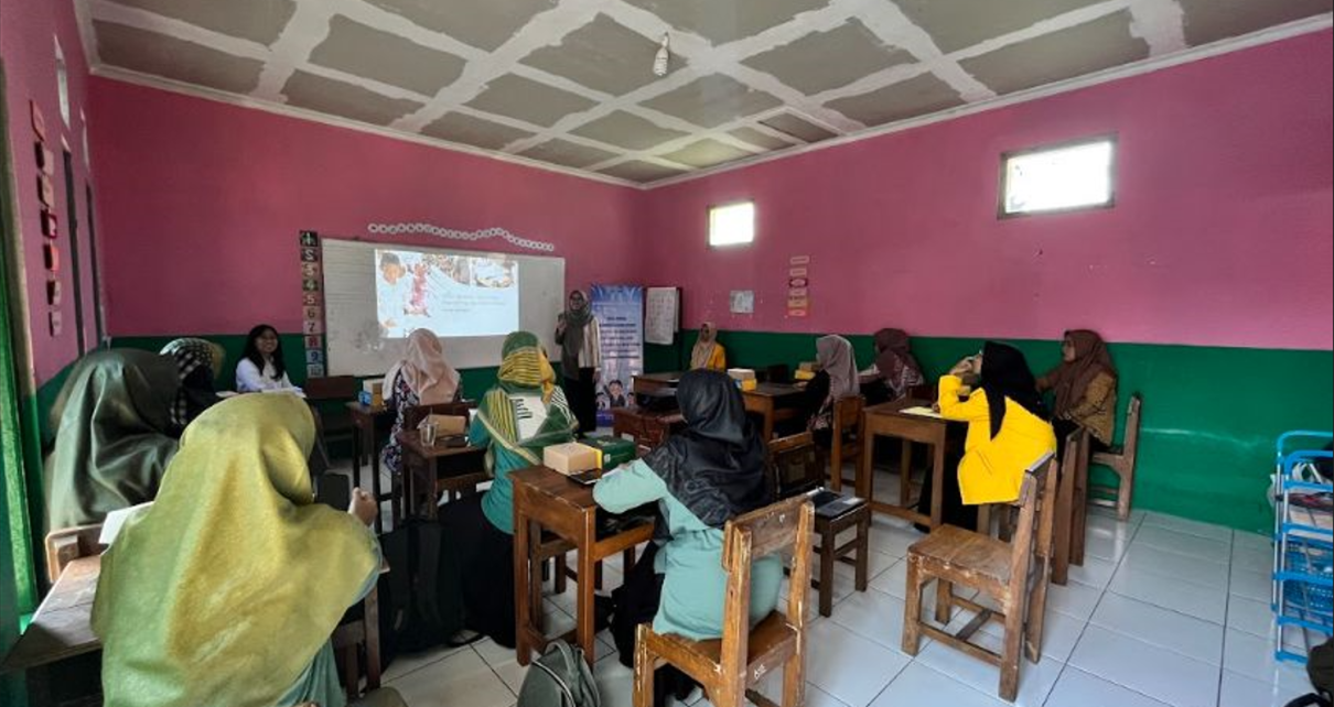 PELATIHAN. Dosen Universitas Tidar (Untidar) memberikan pelatihan bagi guru. (foto: ist)