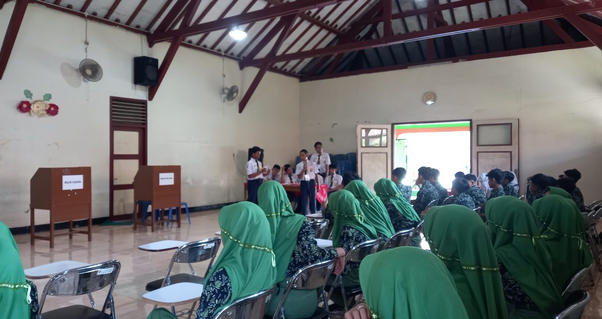 PEMILIHAN. Para siswa SMPN 13 Magelang menunggu giliran untuk mencoblos di bilik suara pada Pemilihan Ketua OSIS. (foto: ika/siedoo)