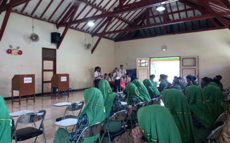 PEMILIHAN. Para siswa SMPN 13 Magelang menunggu giliran untuk mencoblos di bilik suara pada Pemilihan Ketua OSIS. (foto: ika/siedoo)